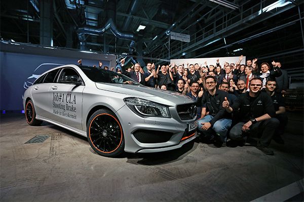 MR. VIKTOR ORBÁN AND MARKUS SCHÄFER DROVE THE NEW CLA SHOOTING BRAKE OFF THE PRODUCTION LINE