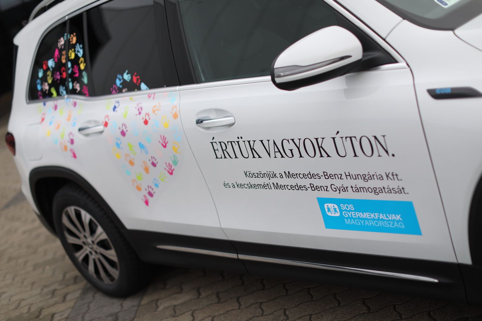 Elektromos autóval támogatja az SOS Gyermekfalvak kecskeméti központját a Mercedes-Benz