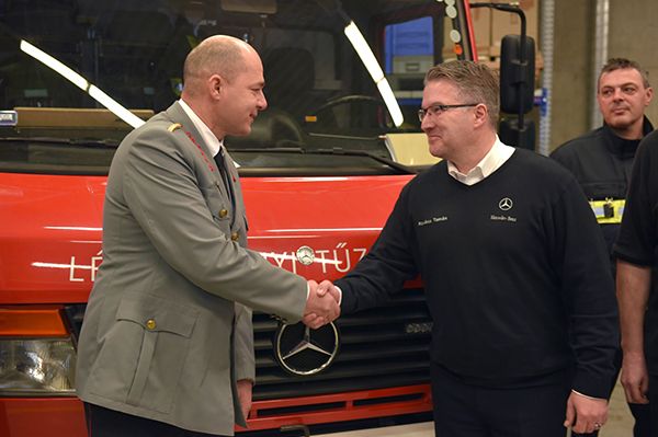 Nyolc millió forint értékű tűzoltófelszerelést adományozott a kecskeméti Mercedes-Benz Gyár