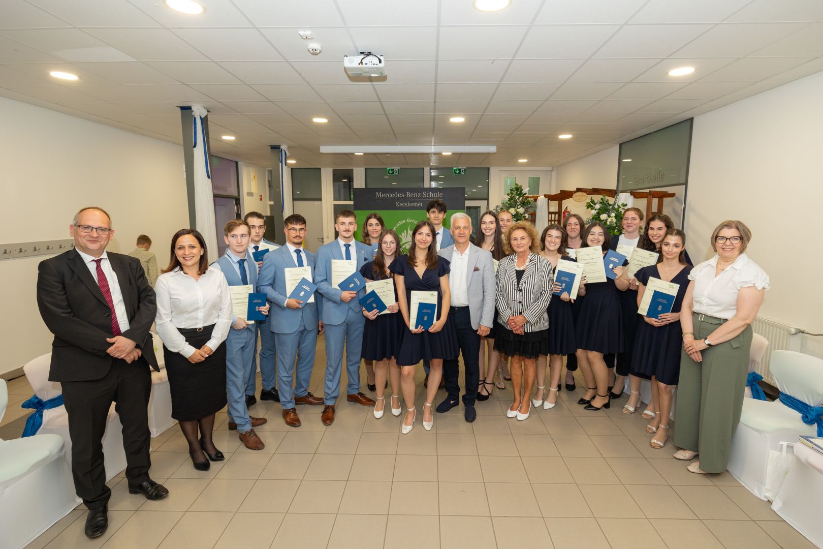 First graduating class of the Mercedes-Benz School in Kecskemét obtains bilingual diploma